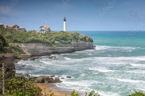 Plage de la chambre d'Amour à Anglet et le phare de Biarritz.