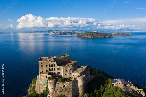 il maschio del castello aragonese con Procida e vivara sullo sfondo