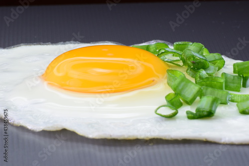 Jajko Sadzone posypane świeżym szczypiorkiem w detalu