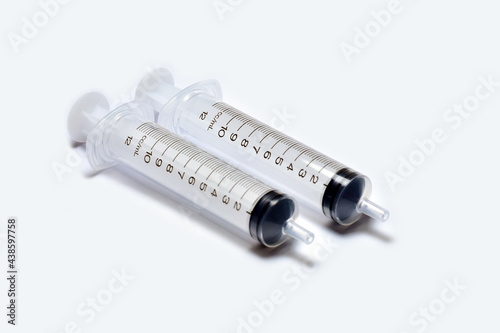 2 syringes without needles placed on a white background.