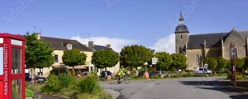 Panoramique vue sur la place de l'église du village Le Quiou (22630), département des Côtes-d'Armor en région Bretagne, France