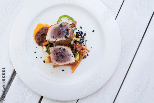 Taco de atún rojo cocinado a la parrilla vista cenital - Grilled tuna steak with vegetables