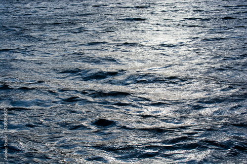 odbijające się promienie słońca w wodzie jeziora