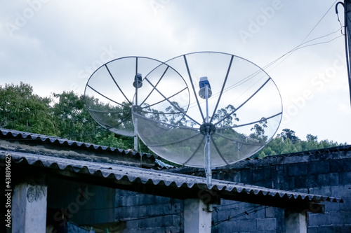 As antenas parabólicas utilizadas para pegar sinal da TV aberta, instalada nas casa em zona rural. 