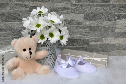 Blumen nit Teddybär und Babyschuhen