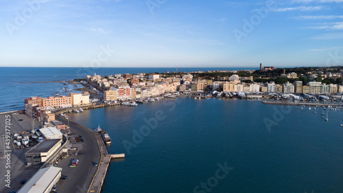 Vista aerea della cittadina di Anzio, in provincia di Roma, famosa per i resti dell'antica villa dell'Imperatore Nerone e per lo sbarco degli alleati durante la seconda guerra mondiale.