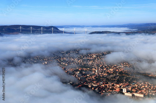 Vue aérienne de la ville de Millau en France. Brumes matinales sur le Tarn. 