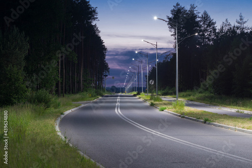 Asfaltowa droga w nocnej scenerii.