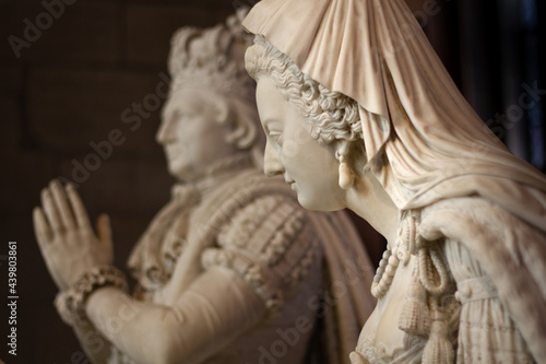 Slow travel in Paris - discovering the little things: Statues of a french king and queen in a church