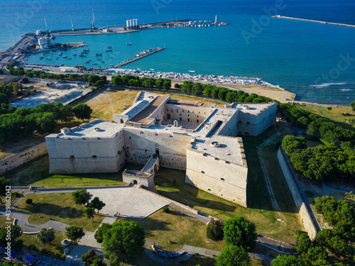 Vista aerea del castello di barletta, puglia