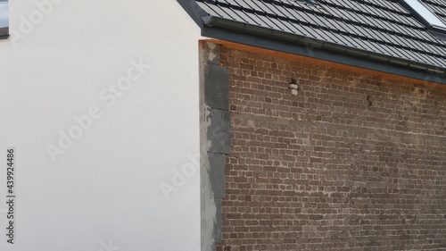 ocieplenie starego domu z cegły szarej