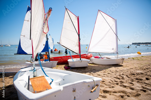 Petit voilier sur la plage, école de voile en France.