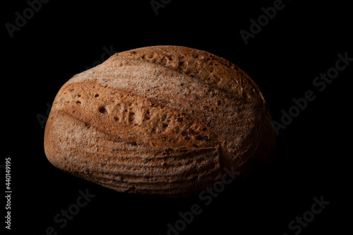 Hogaza de pan. Pan artesanal con semillas y marcas de harina
