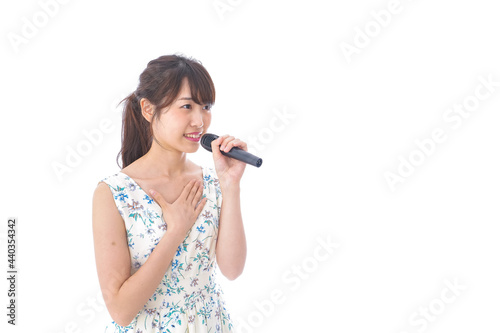 カラオケで歌を歌う若い女性