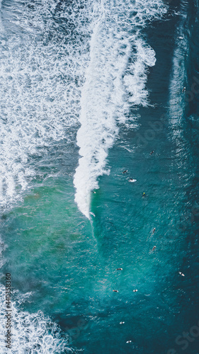 Olas en el mar formando la silueta de la Argentina desde el aire