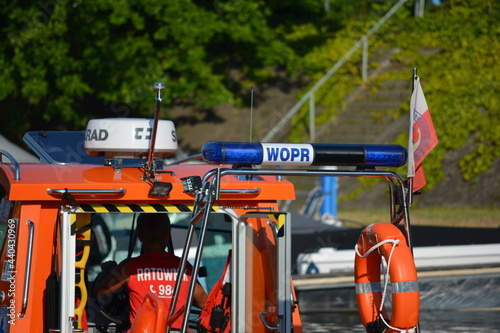 Ratownik wodny na patrolu w motorówce na rzece. 