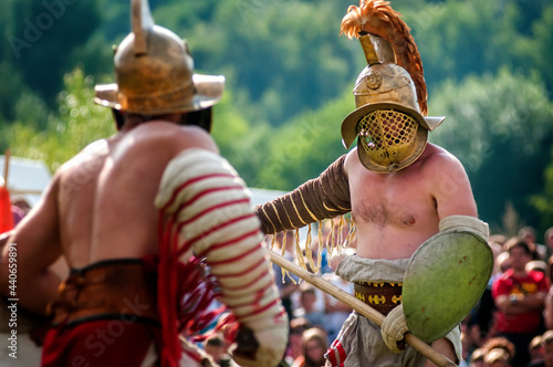 rekonstrukcja walk gladiatorów podczas dorocznego święta "Dymarki Świętokrzyskie". Nowa Słupia, Polska