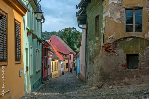 ulica pełna kolorowych domków, Sighisoara, Rumunia