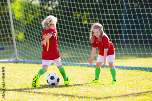 Portugalia kibiców dzieci. Dzieci grają w piłkę nożną.
