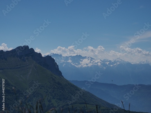 vue sur les alpes enneigées à partir di Mont Colombier