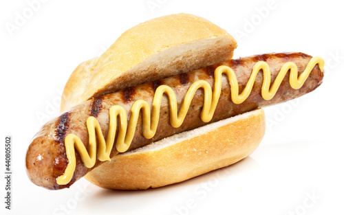 Bratwurst vom Grill im Brötchen mit Senf, Freigestellt