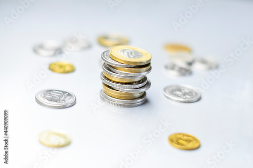 Polskie monety, złotówki rozrzucone na blacie