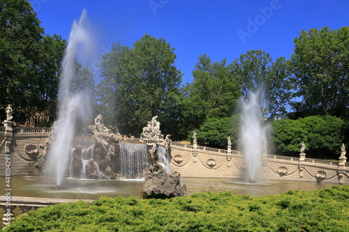 Fontana cob statue a Torino, Italia, Fountain with statues in Turin, Italy