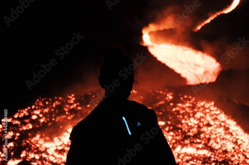 silhouette devant lave en fusion