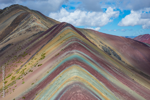 La montaña Ausangate, es también conocida, como montaña Arco Iris o Montaña de 7 colores, está ubicada en Cusco, Perú. Tiene una altitud de 5.200 msnm y es la 4ta montaña más alta del Perú. 