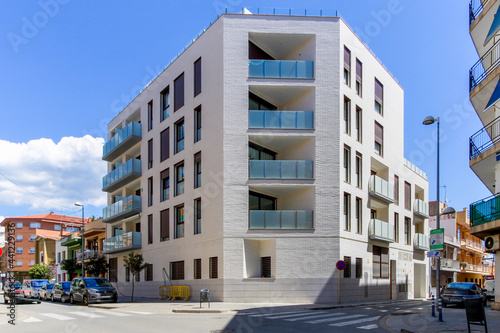 Fachada de edificio de obra nueva recién acabada de construir