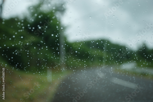 ガラスについた雨粒と田舎の風景