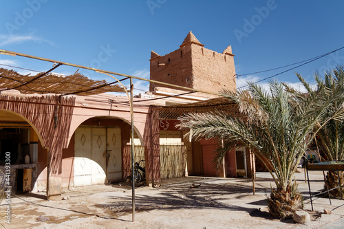 Marokańska prowincja, przydrożne sklepy i wioski.