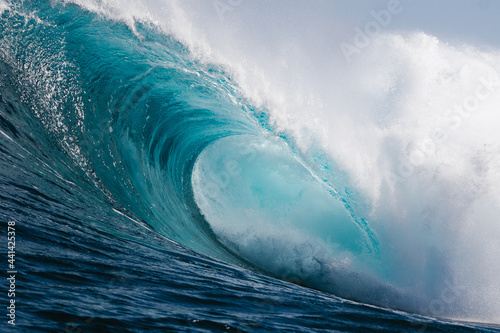 gran ola azul rompiendo con fuerza en la costa de Islas Canarias