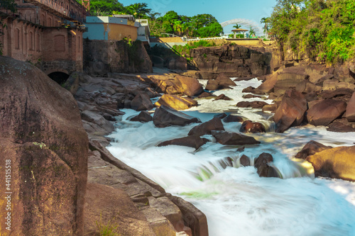 Rio correndo na cidade de Salto, São Paulo