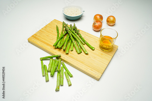 Risotto ze szparagami, składniki na risotto, zielone szparagi