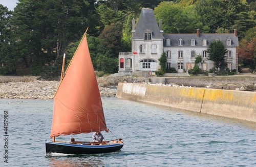 bateau à voile devant l'île Tristan à Douarnenez en Finistère Cornouaille Bretagne France 
