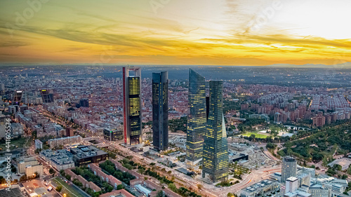 Vistas de las cuatro torres durante el atardecer en la ciudad de Madrid durante un día soleado y sin nubes, España.