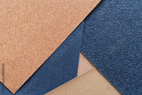 The background of the sandpaper surface, where the grains of sand on the sandpaper can be seen, and the difference in colors on the sandpaper indicate the fineness of the grains of sand.