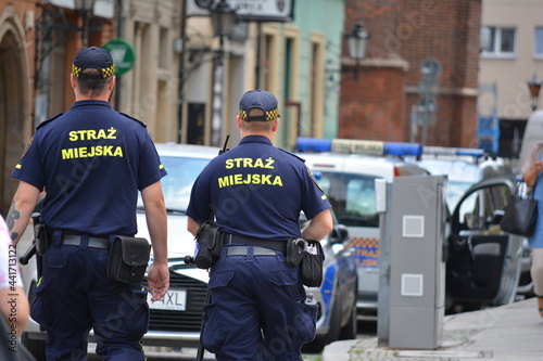 Polska straż miejska podczas pracy w dużym mieście. 
