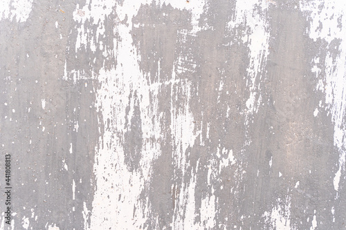 Biało szare tło zniszczonej ściany, popękana brudna tekstrura.
