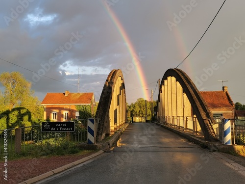 Arc en ciel pont de thun l'évêque canal de l'escaut ciel route nord pas de calais france 