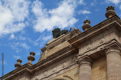 El Arco Triunfal de la Calzada de Los Héroes, mejor conocido como "Arco de la Calzada", es el emblema representativo de la ciudad de León. 