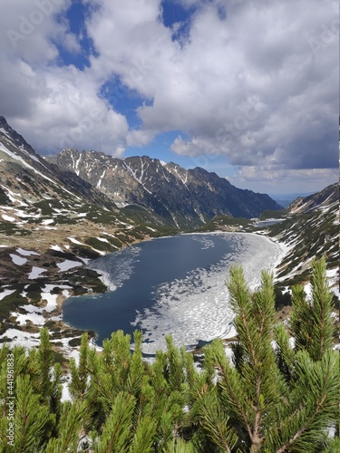 Jezioro wśród zaśnieżonych gór 