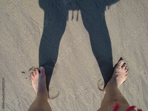 Jugando con mi sombra en la arena 4
