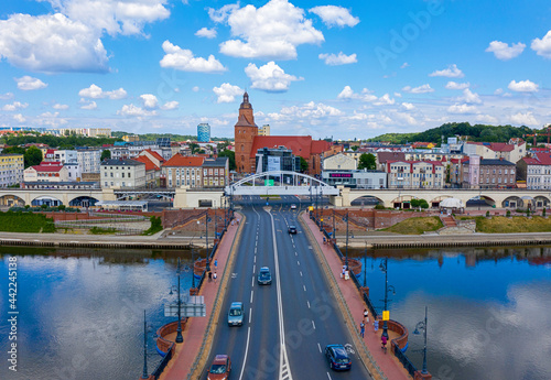 Centrum miasta Gorzów Wielkopolski, widok na bulwar wschodni i zachodni nad rzeką Warta od strony mostu staromiejskiego.
