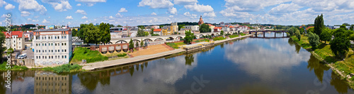 Gorzów Wielkopolski, rzeka Warta i bulwar zachodni. W tle Wildom i most staromiejski.