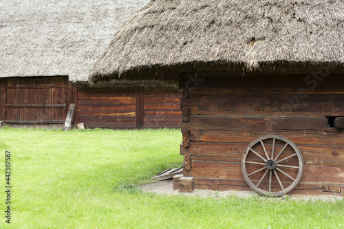 Fragment starych drewnianych zabudowań gospodarczych na wsi
