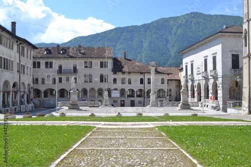piazza principale del comune di feltre italia