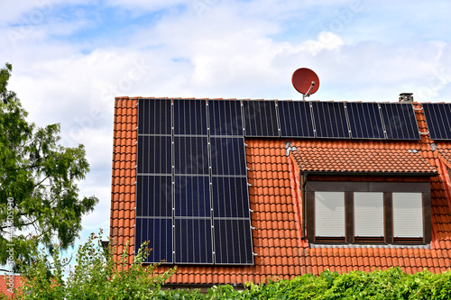Solarzellen auf rotem Hausdach