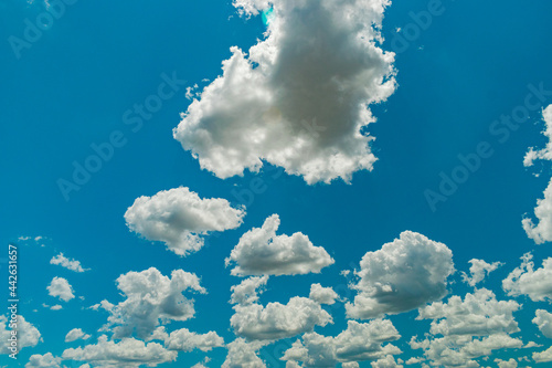 nubes blancas de verano en cielo azul